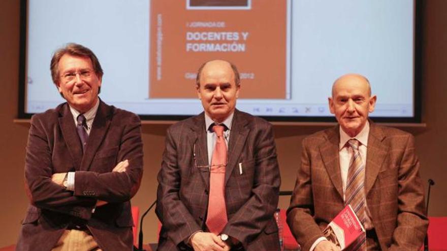 Por la izquierda, Caldevilla, González y Murell, con la publicación sobre la Laboral.