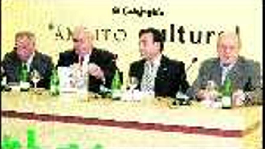 Por la izquierda, Juanele, Vicente Álvarez Areces, Orlando Moratinos y Julio Puente, durante la presentación.