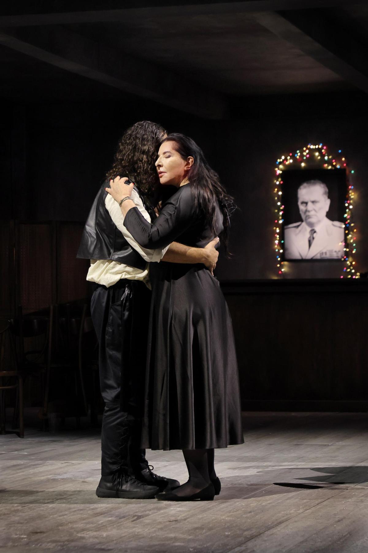 Blenard Azizaj y Marina Abramović Marina Abramović Balkan Erotic Epic