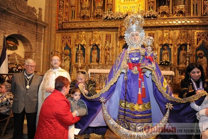 Los niños pasan por el manto de la Fuensanta