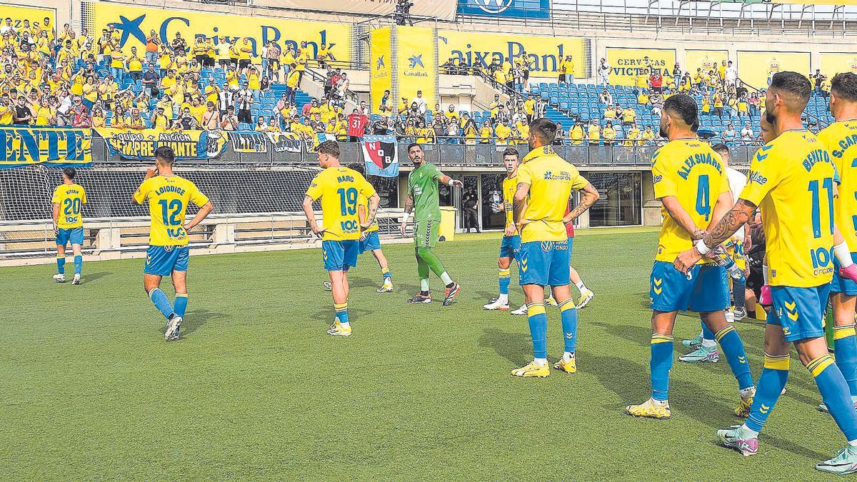 Los jugadores de la UD Las Palmas, con Kirian al frente (i.), se dirigen a la zona en la que se ubica el grupo Ultra Naciente.
