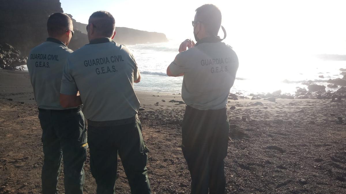 Efectivos del Geas que participan en la búsqueda del joven suizo en la zona de El Paso, en Lanzarote.