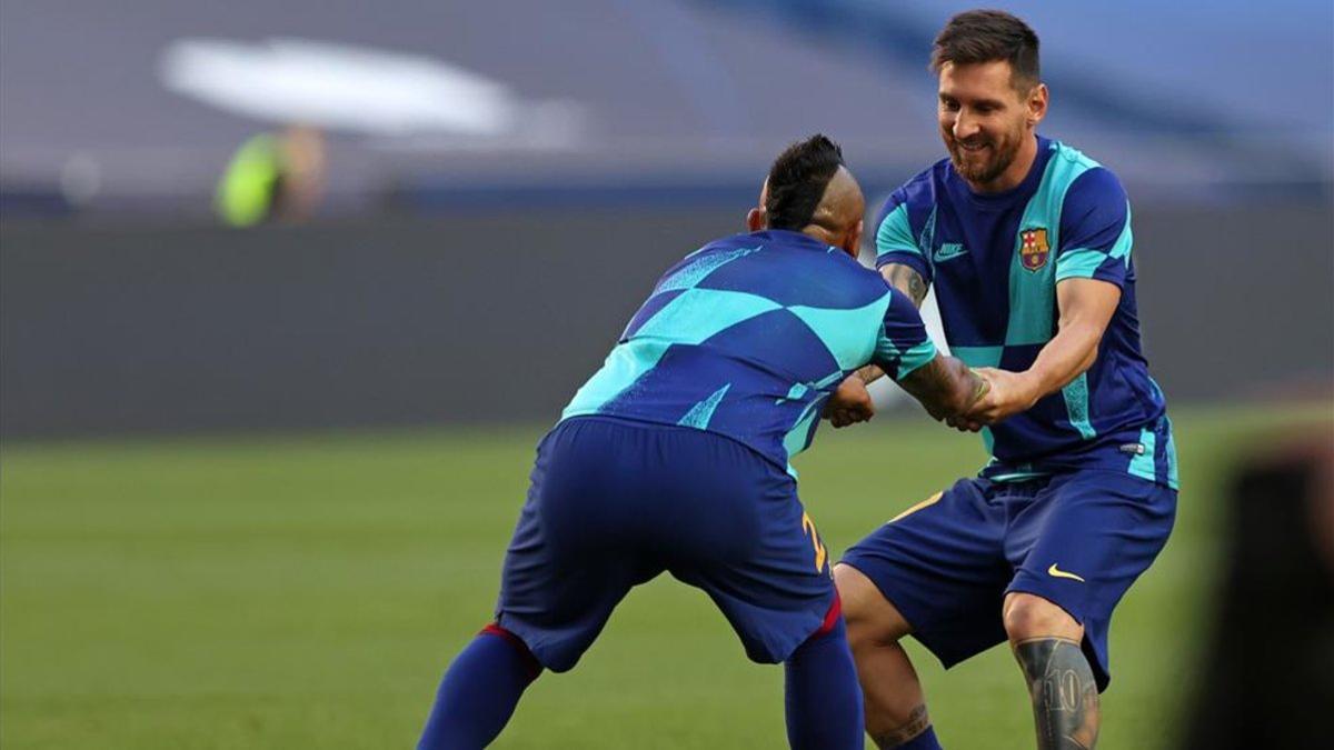 Arturo Vidal y Leo Messi, en un entrenamiento del FC Barcelona