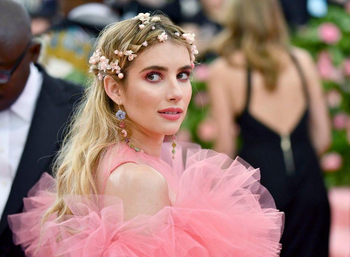 Emma Roberts, el hada del bosque con las flores en el pelo