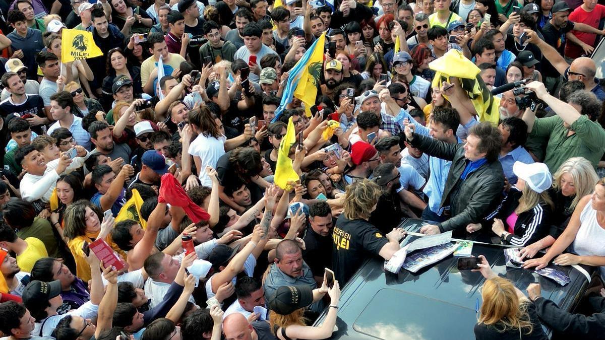 Cientos de personas aclaman a Javier Milei.