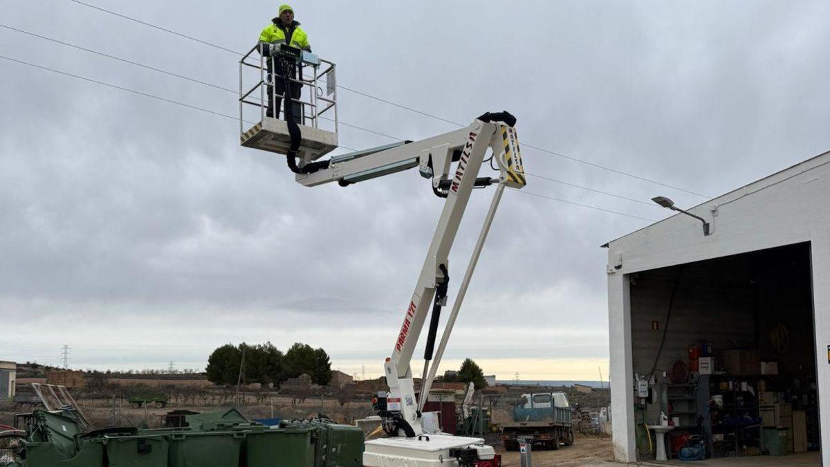 La plataforma elevadora permite trabajar con mayor seguridad y eficacia.