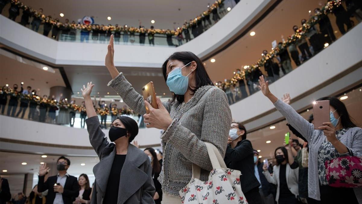 Manifestantes antigubernamentales participan en un 'flashmob' en un centro comercial de Hong Kong, este martes.