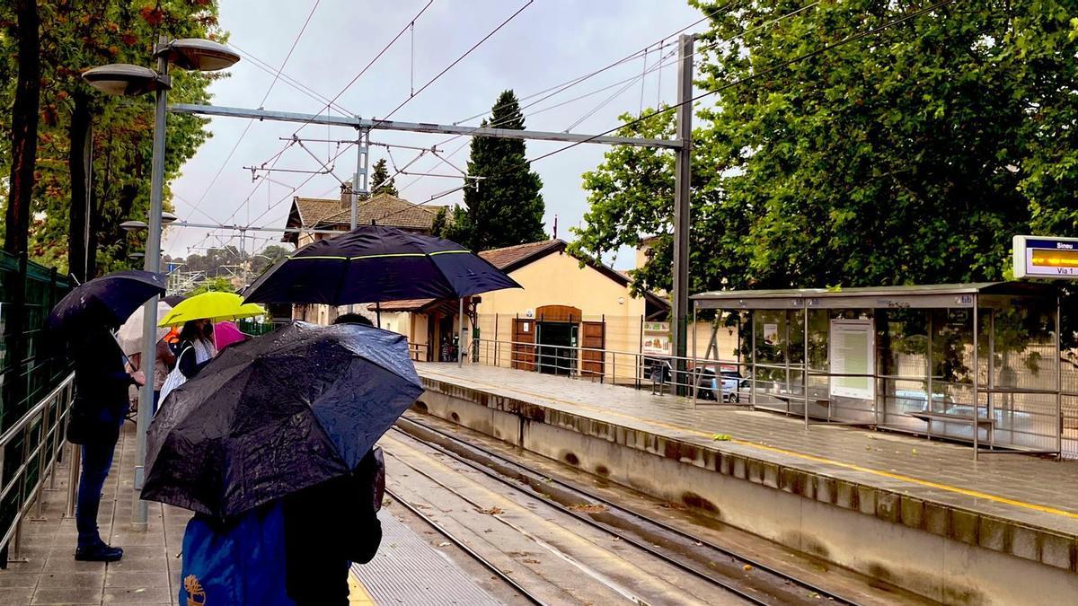 Pasajeros en el andén de la estación de Sineu.