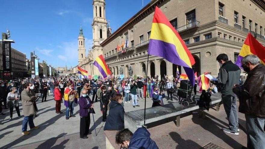 Unas 300 personas se reúnen en la Plaza del Pilar para pedir el fin de la monarquía