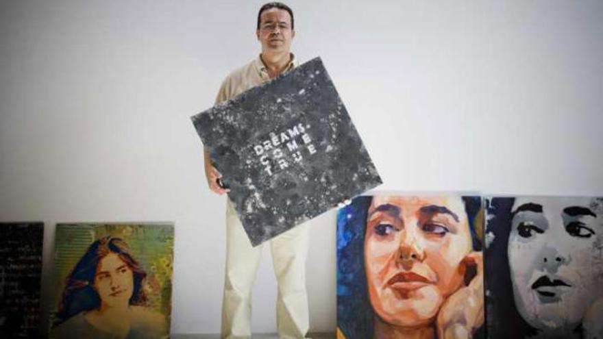 Salvador Gómez con algunas de sus obras en Las Cigarreras.