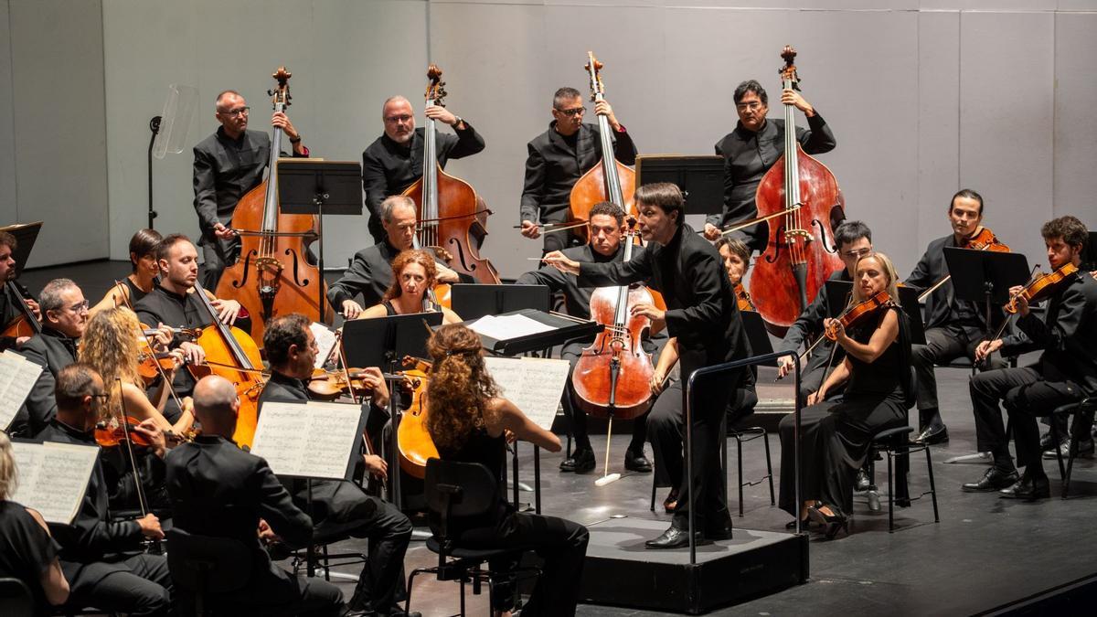 Roberto Forés dirige a la Orquesta de Extremadura en un concierto.