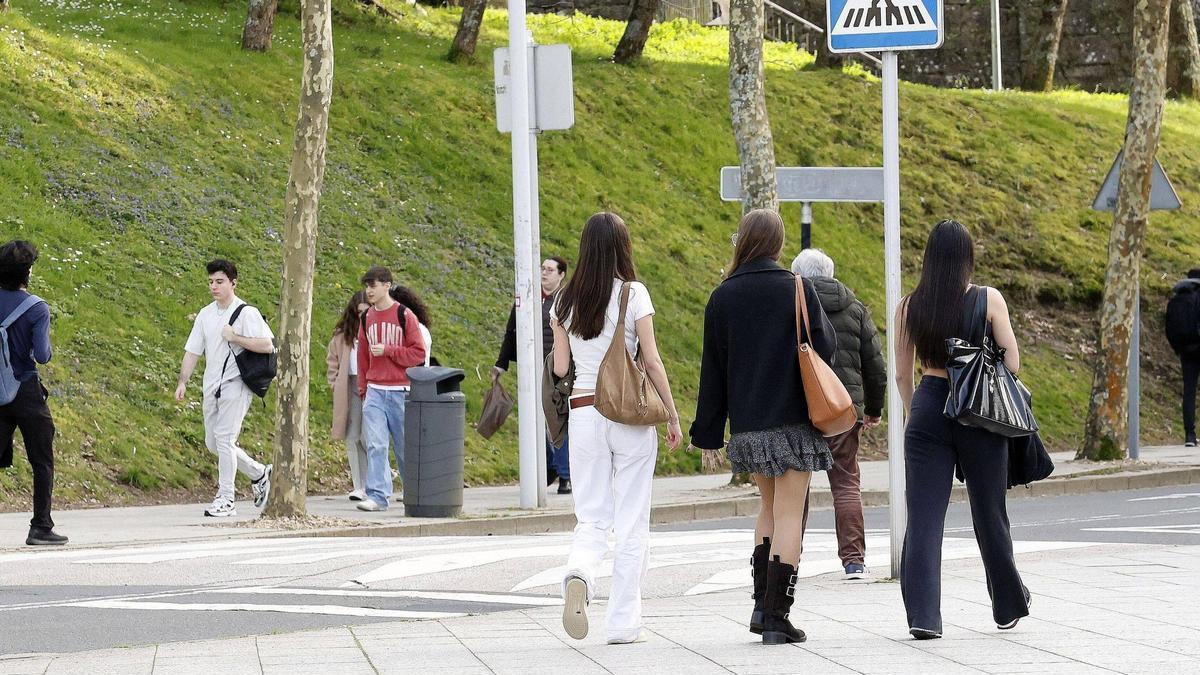 Estudiantes caminando por el Campus Norte de la USC.