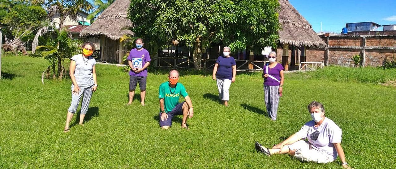 Fernando López, en el centro de la imagen con una rodilla en el suelo, posa rodeado de miembros del Equipo Itinerante de la Amazonía, al que pertenece, en una foto tomada en Brasil. | | LP/DLP