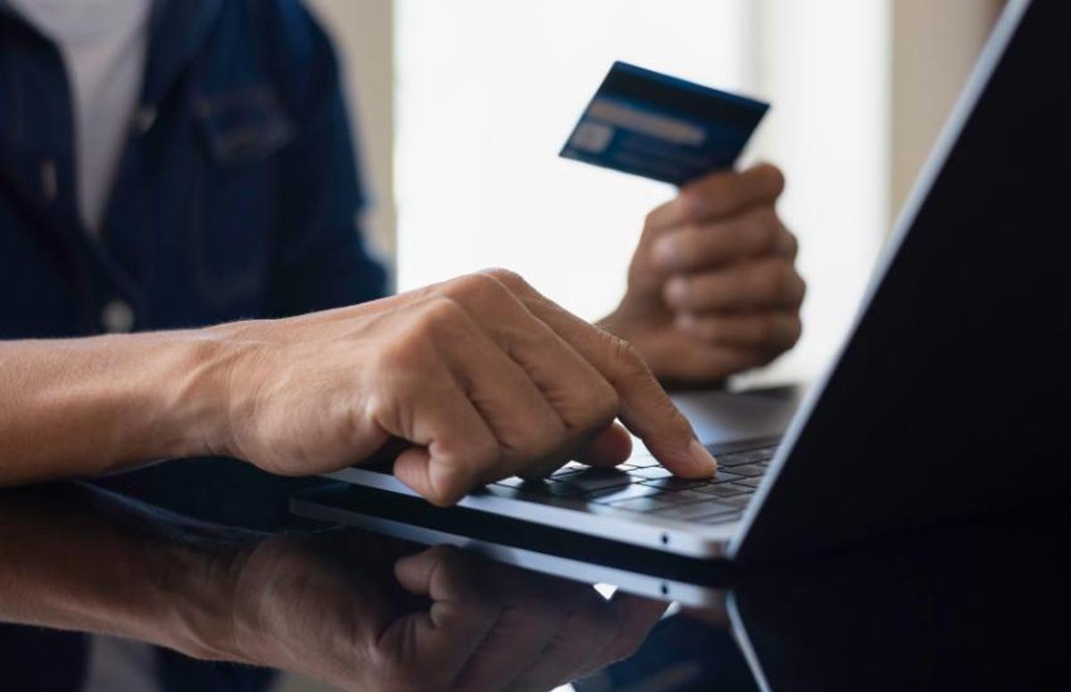 Persona depositando con una tarjeta de crédito, alternativa a las casas de apuestas con Paypal