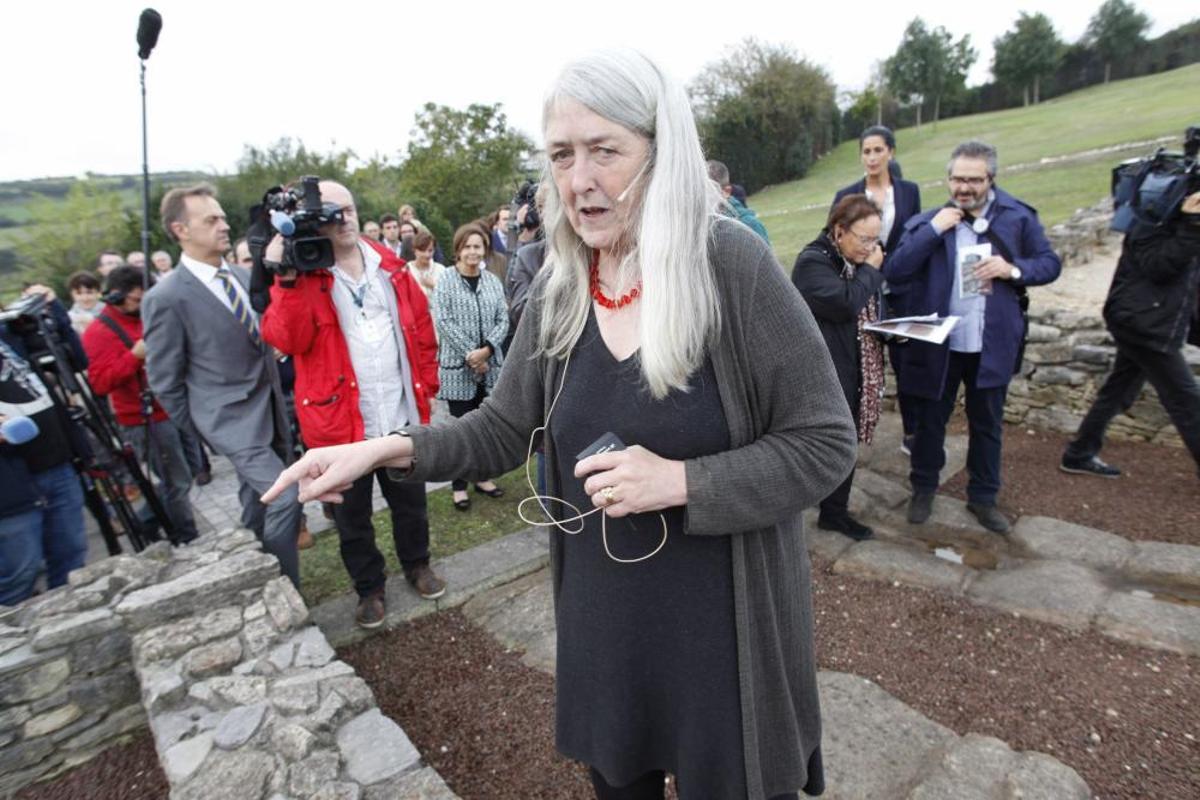 Mary Beard visitando la Villa Romana de Veranes Mary Beard visitando la Villa Romana de Veranes
