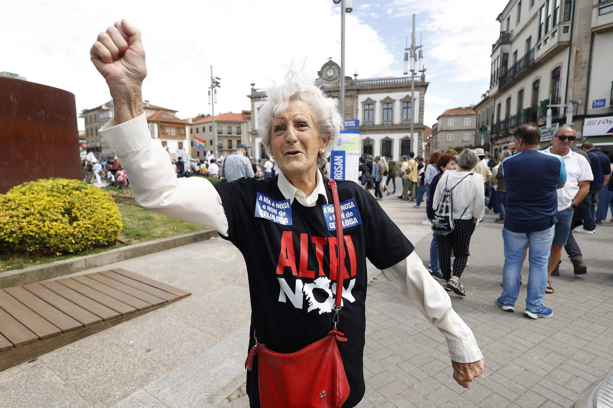 Miles de gallegos marchan de Pontevedra hasta Lourizán en protesta por las celulosas de Ence y Altri