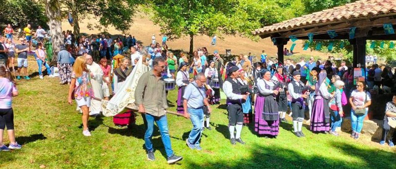 La procesión de la Virgen de Miravalles, con Celestino Riesgo detrás del paso. | L. Camporro