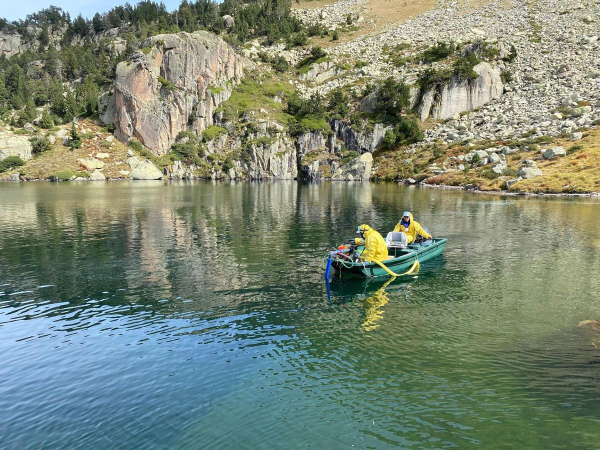 Un barco aplica el biocida orgánico en un lago del Val d'Aran.