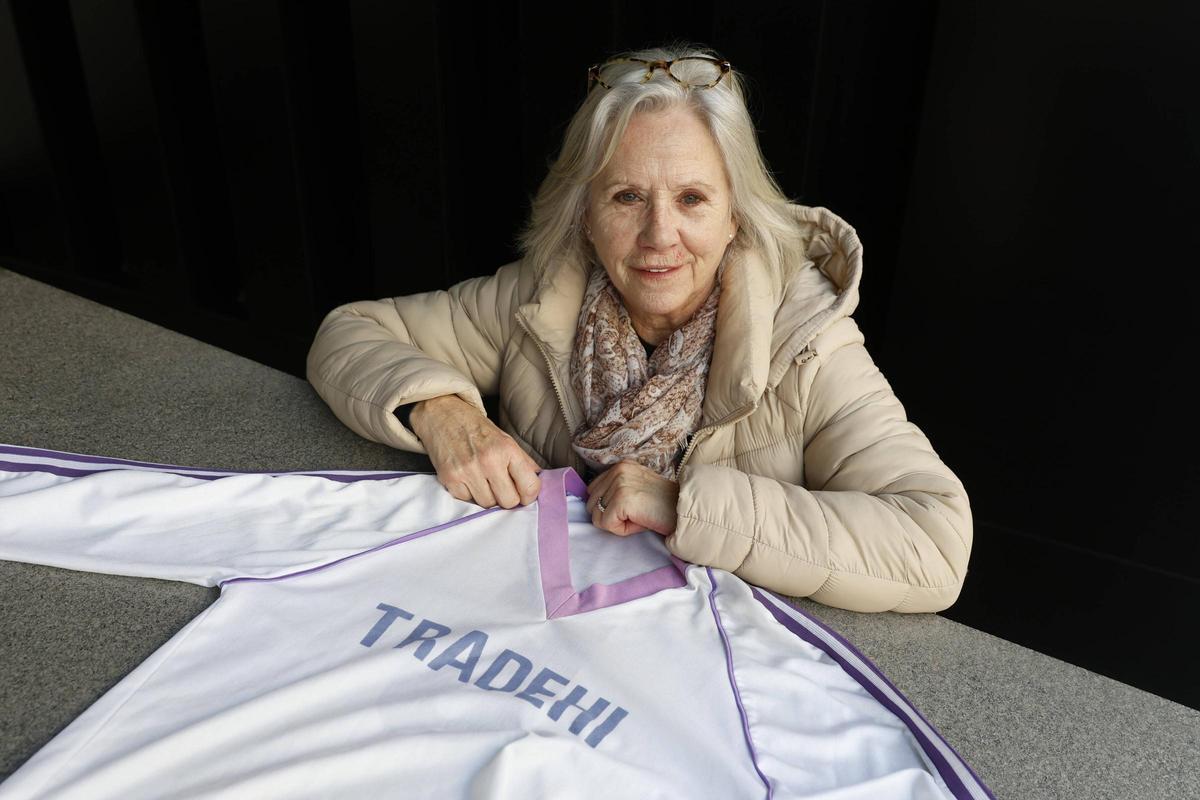 Ana Lacalle, cofundadora del Oviedo Moderno, posa con una de las primeras camisetas del club.