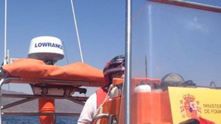 Cruz Roja rescata un barco con cuatro pasajeros en Águilas