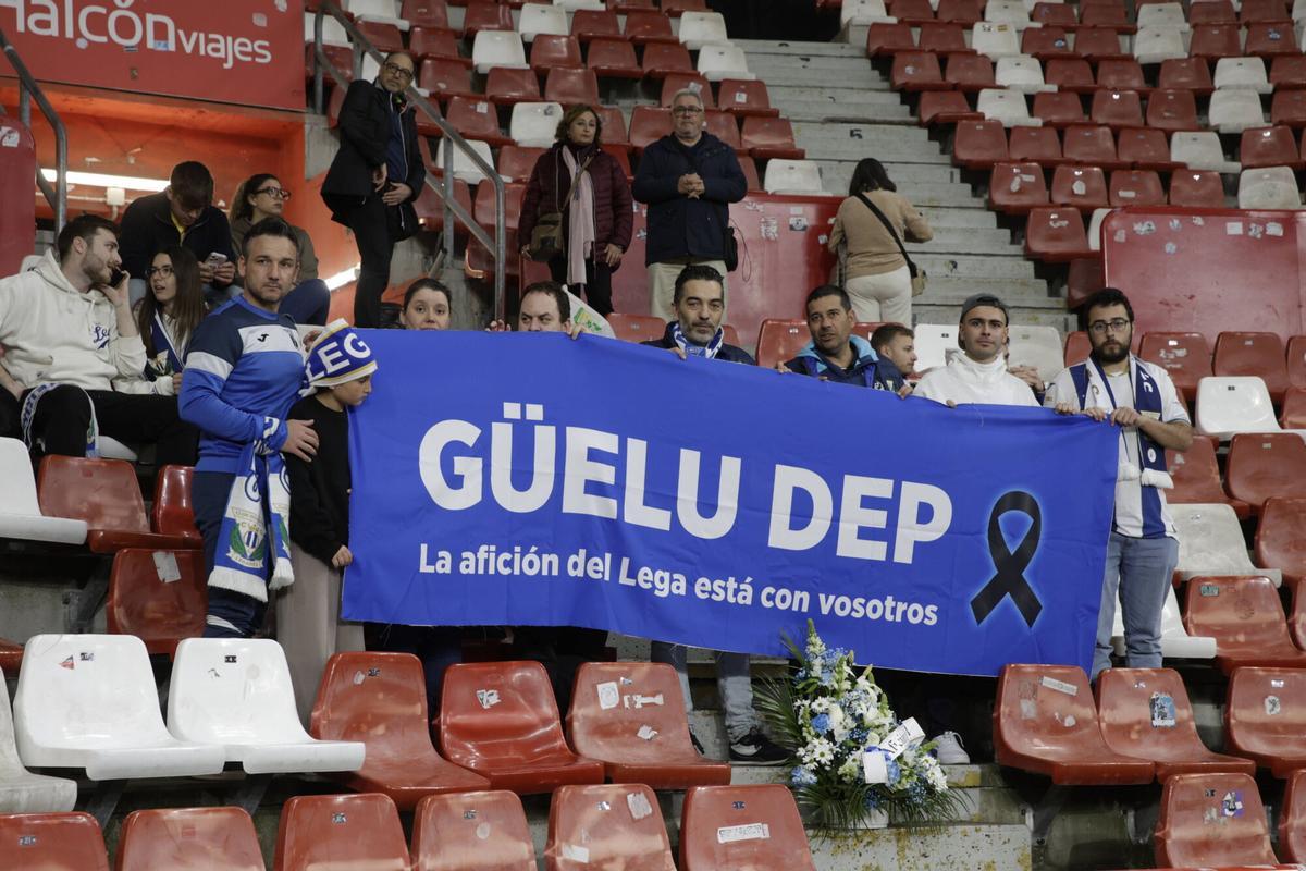 Un pancarta de homenaje y recuerdo de la afición del Leganes por el fallecimiento de un aficionado sportinguista.