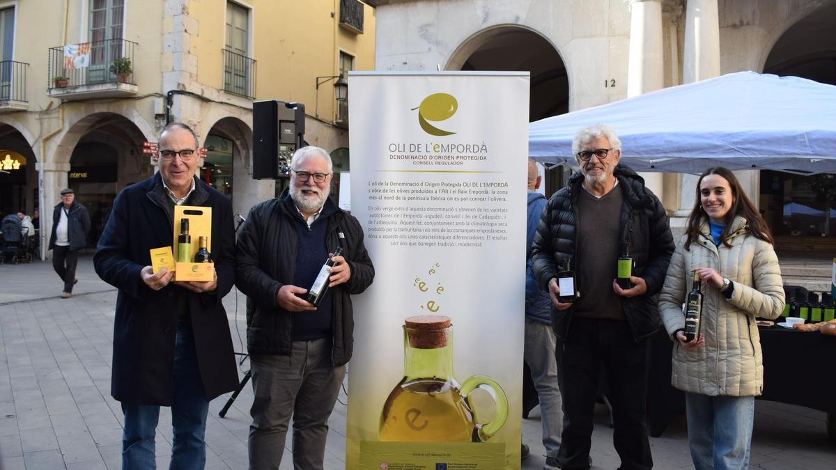 Foto de grup de la presentació de l'Oli Nou de l'Empordà a Figueres