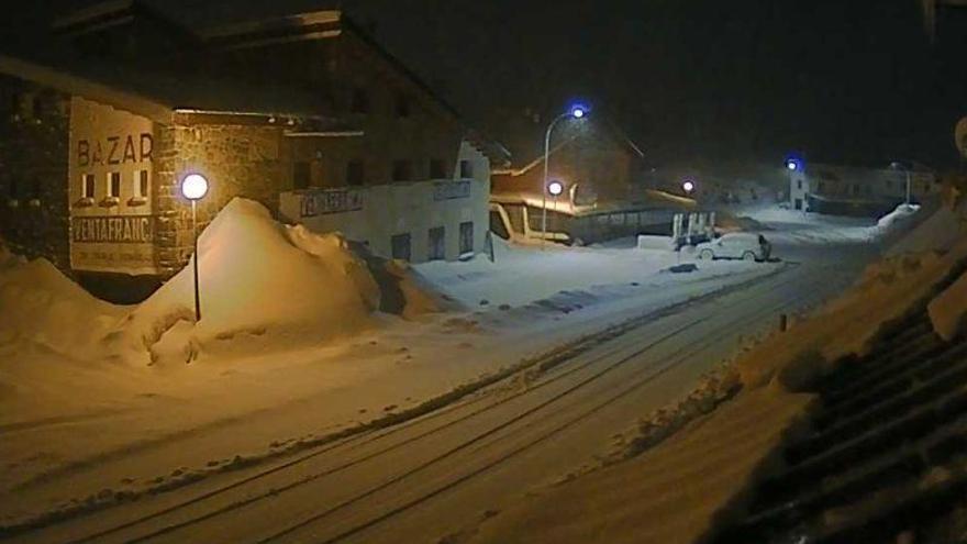 Las nevadas causan complicaciones al tráfico en las carreteras de acceso al Pirineo oscense