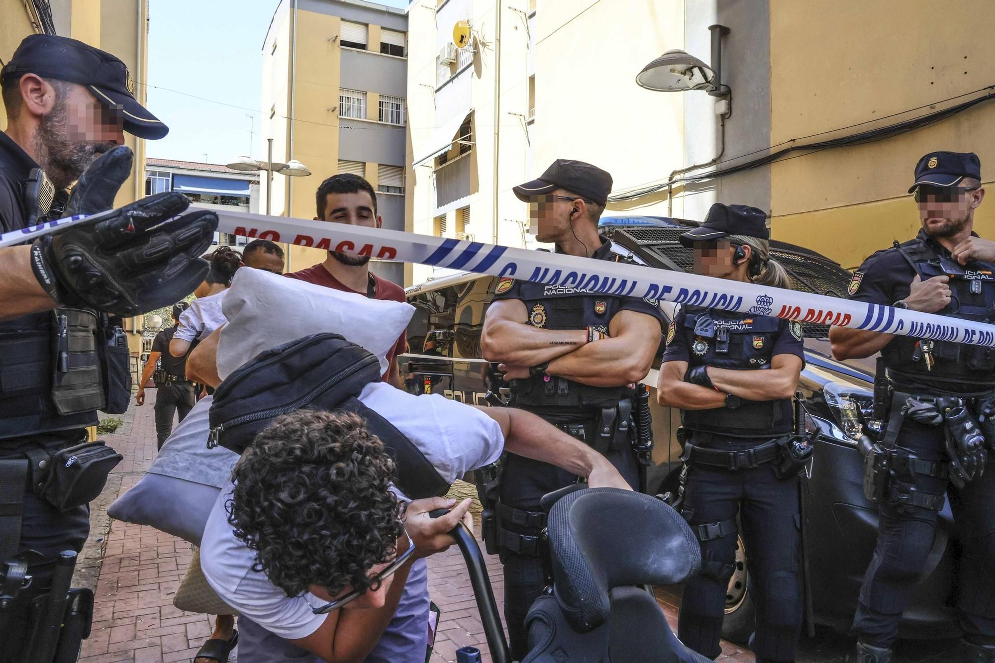 Desahucian en Alicante a una familia con un niño de 6 años que sufre parálisis cerebral