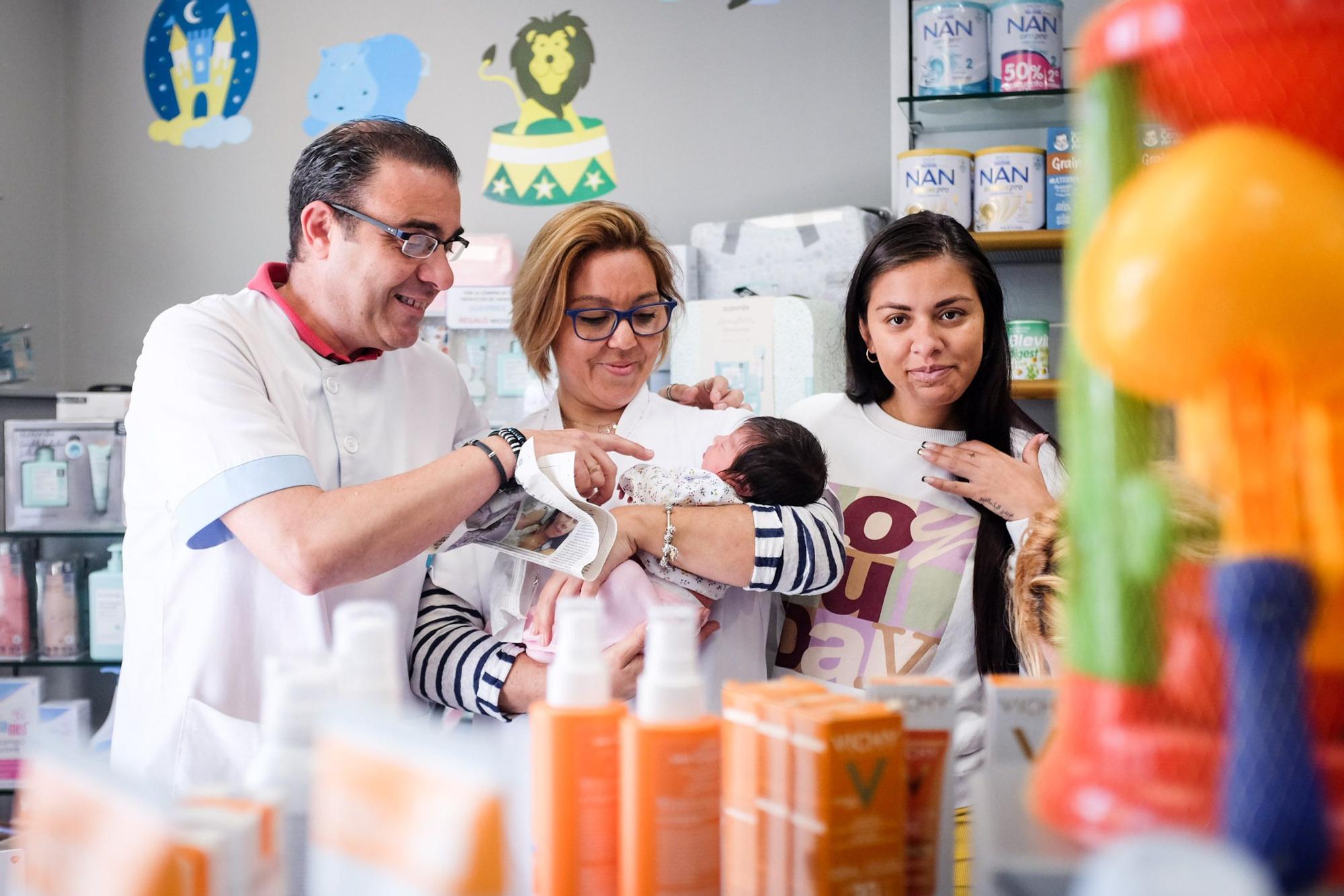 La bebé que nació en una farmacia en Las Palmas de Gran Canaria vuelve con su madre a la botica