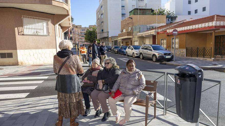 La avenida de Caballero de Rodas de Torrevieja estrena reasfaltado, aceras anchas, accesibilidad, bancos y 117 árboles