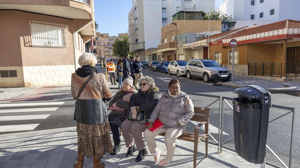 Reasfaltado, bancos, señalización, árboles... así es la reurbanización de la avenida Caballero de Rodas en Torrevieja
