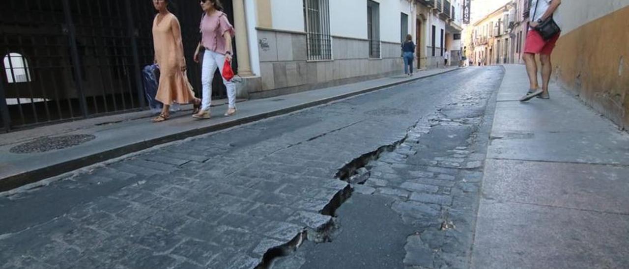 Socavón en la calle Alfaros reparado en los últimos días.