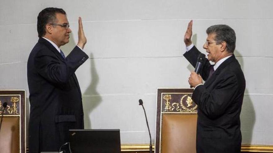El nuevo presidente de la Asamblea Nacional, Henry Ramos Allup (derecha), y el vicepresidente Enrique Márquez, juran sus cargos durante la constitución de la Asamblea Nacional.