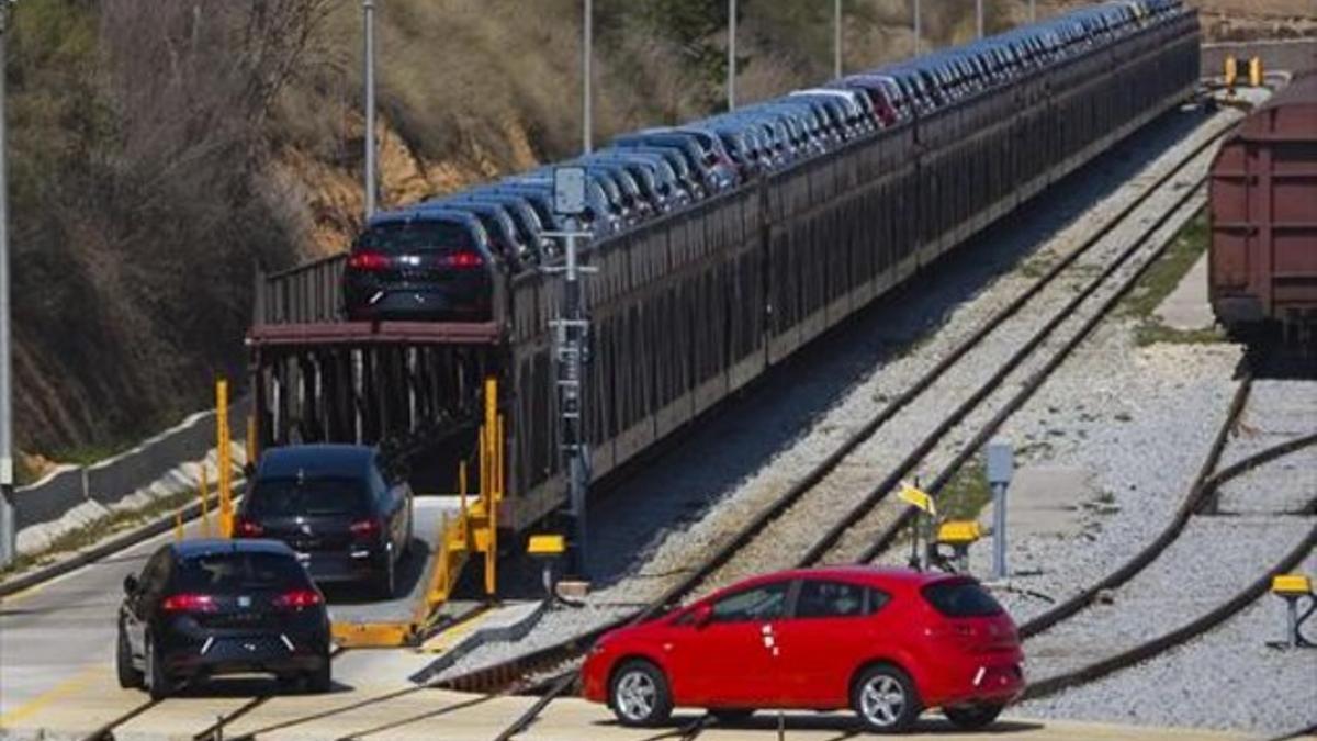 Carga de coches en un tren en la fábrica de Seat en Martorell con destino al puerto de Barcelona.