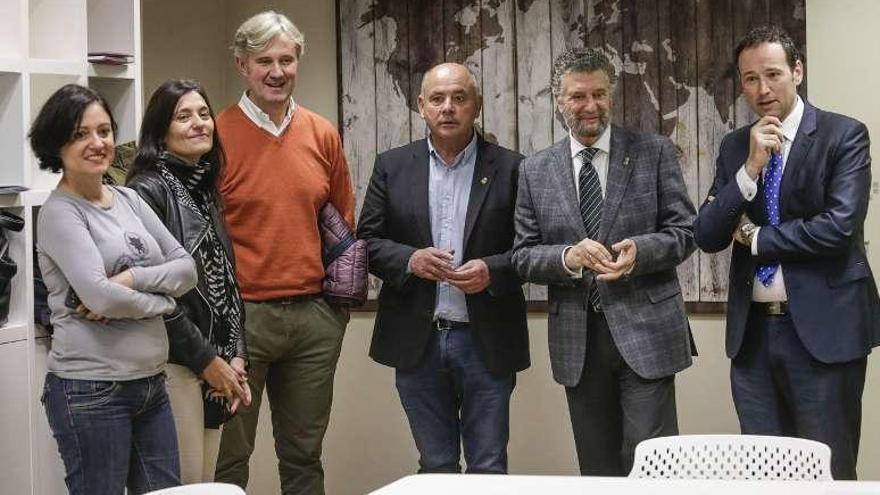 Por la izquierda, Almudena Cueto, directora del Instituto Asturiano de la Mujer; Yasmina Triguero, Marcos Niño, José Manuel Fernández -vicepresidentes de la FACC-, Ignacio García Palacios y Guillermo Martínez.