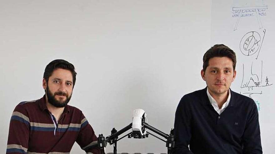 Armando Gallardo y Raúl Álvarez, con el dron en primer término.