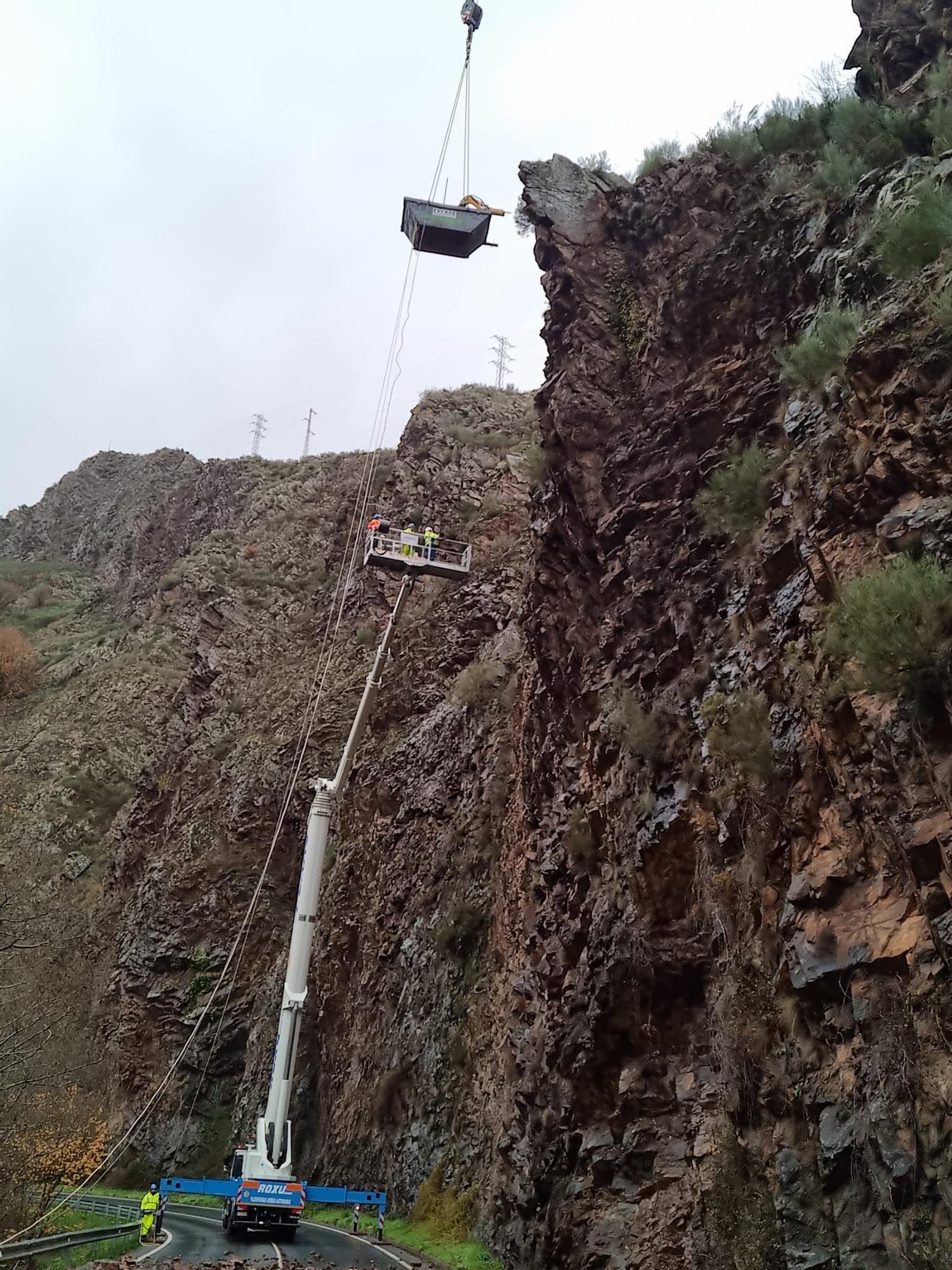 Operación de limpieza de rocas en la AS-15, en Pilotuerto