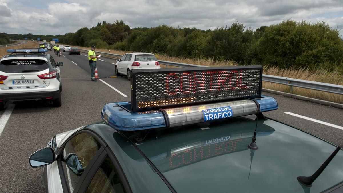 Imagen de archivo de un control de la Guardia Civil en la A-52.