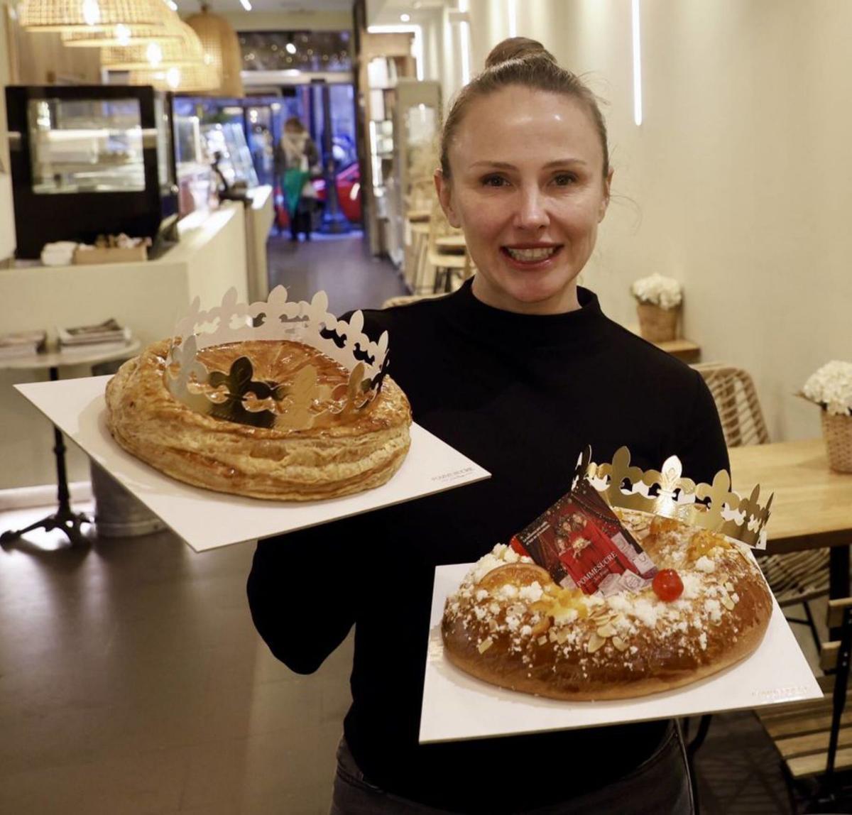Alejandra Rodríguez, en un establecimiento de Gijón, con roscones de brioche aromatizados con agua de azahar y miel. | MARCOS LEÓN