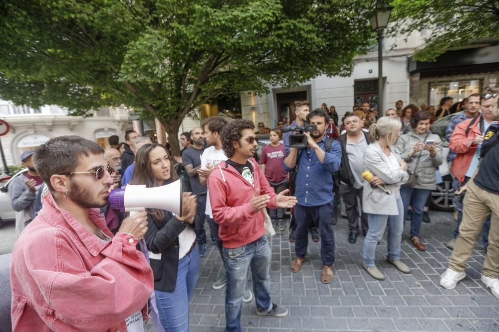 Un centenar de personas se concentra en apoyo a Valtonyc