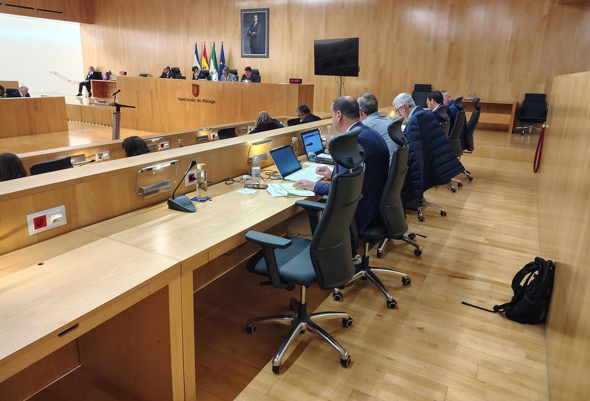 En primer plano, la silla vacía en la que se suele sentar Antonio Navarro en la bancada socialista, durante el Pleno de la Diputación de Málaga de este miércoles.