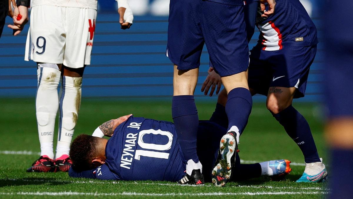Neymar, tendido en el suelo lesionado.