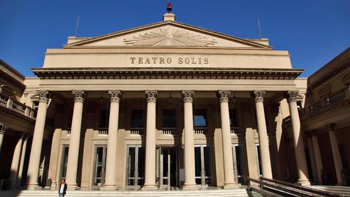 El Teatro Solís, situado en la Ciudad Vieja, alberga los acontecimientos culturales más relevantes del país