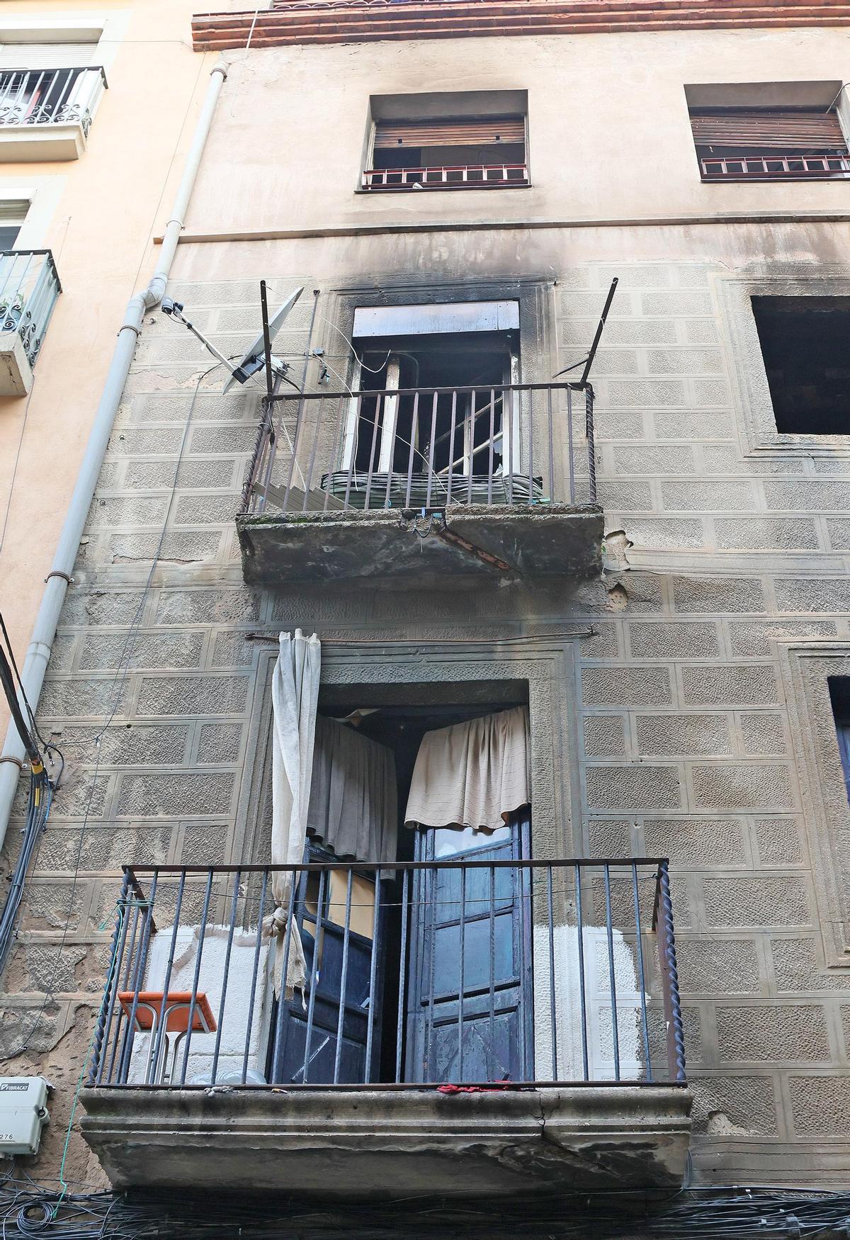 El dia després de l'incendi d'un habitatge del carrer Santa Llúcia de Manresa