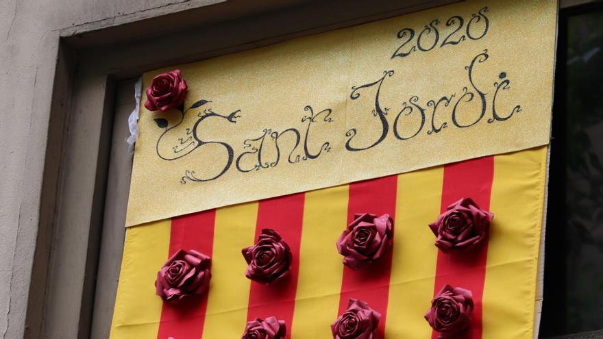 Cartell de Sant Jordi casolà penjat a l&#039;exterior d&#039;un establiment tancat de Barcelona el passat 23 d&#039;abril