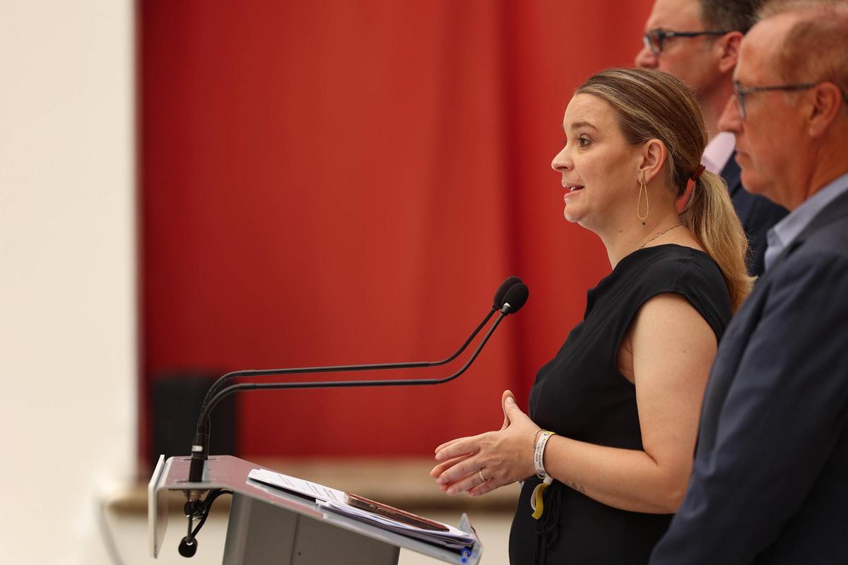 Marga Prohens en la rueda de prensa en el antiguo Ayuntamiento en Dalta Vila acompañada por Antoni Costa Costa, vicepresidente primero y Juan Manuel Lafuente Mir: conseller del Mar y del Ciclo del Agua