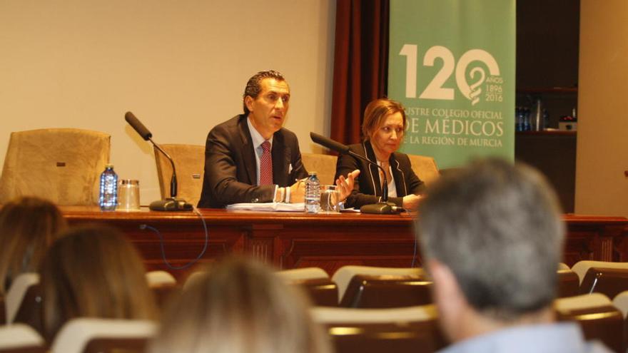 El abogado Luis García durante la reunión con médicos.