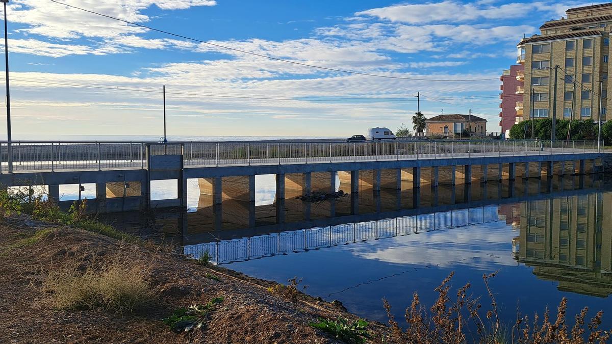 La nueva pasarela construida en el Clot consta de una estructura de hormigón armado y ya ha aguantado varios episodios de lluvia con avenidas de agua importantes.