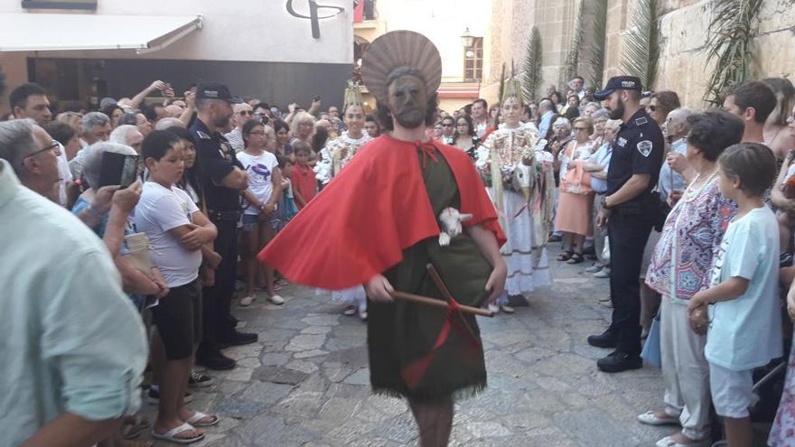 Sant Joan Pelós porta su característico corderito vivo en una pasada procesión del Corpus de Pollença.