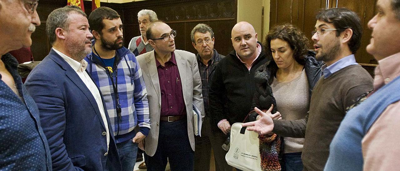 Reunión del consorcio de aguas de hace cinco años con la alcaldesa de Almenara, Estíbaliz Pérez. | DANIEL TORTAJADA